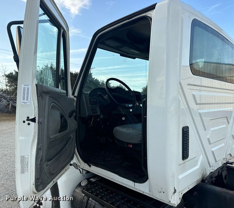 image for item EN5227 2005 International 4300 truck cab and chassis