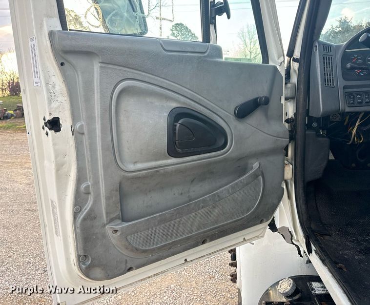 image for item EN5227 2005 International 4300 truck cab and chassis