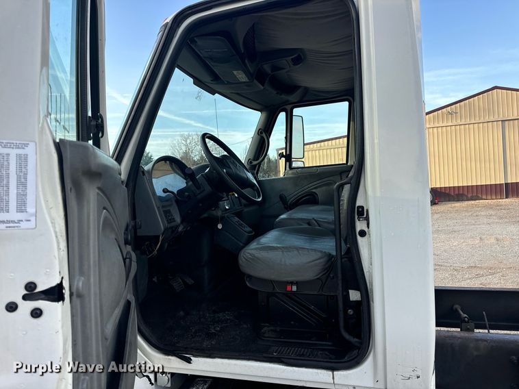 image for item EN5227 2005 International 4300 truck cab and chassis