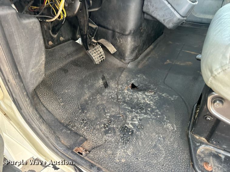 image for item EN5227 2005 International 4300 truck cab and chassis