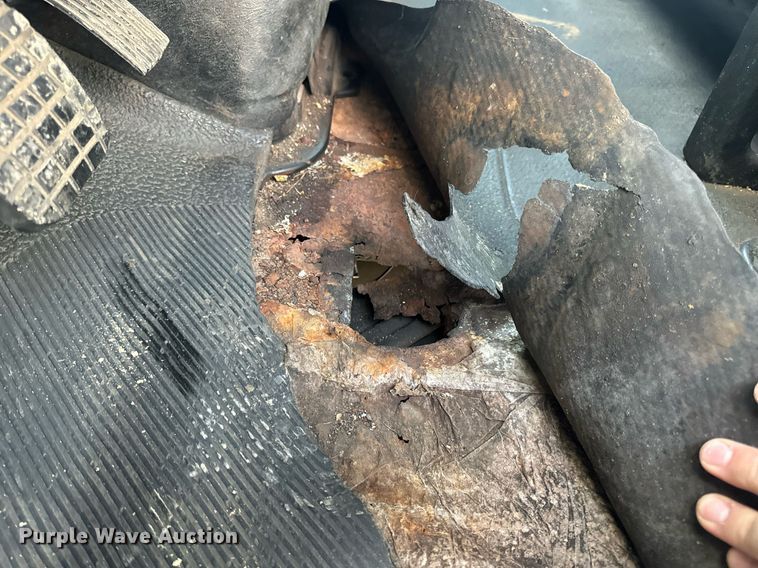 image for item EN5227 2005 International 4300 truck cab and chassis