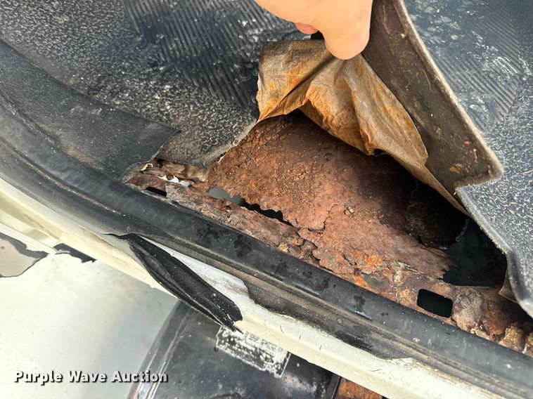 image for item EN5227 2005 International 4300 truck cab and chassis