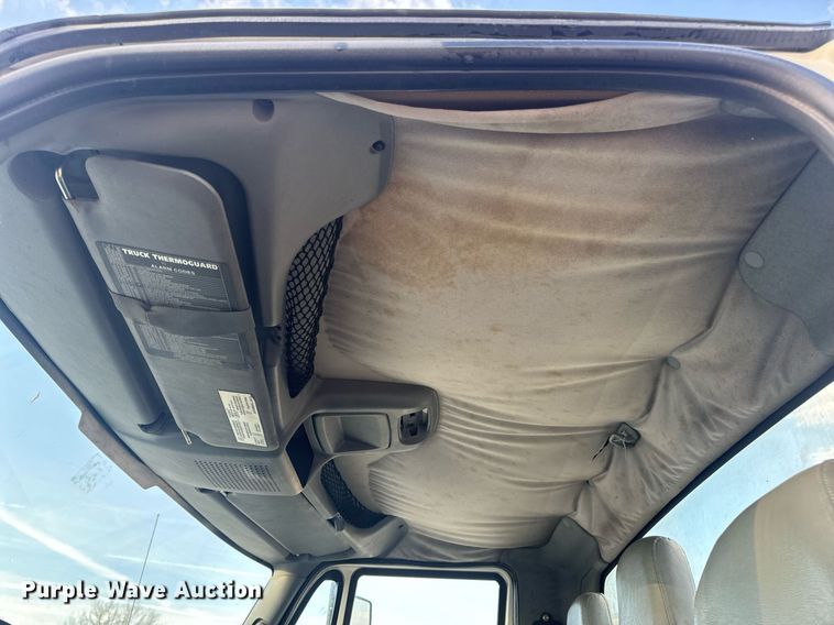 image for item EN5227 2005 International 4300 truck cab and chassis