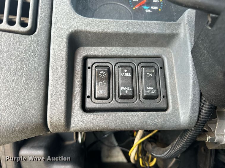 image for item EN5227 2005 International 4300 truck cab and chassis