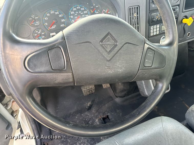 image for item EN5227 2005 International 4300 truck cab and chassis