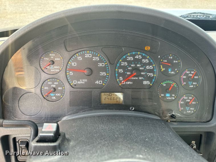 image for item EN5227 2005 International 4300 truck cab and chassis