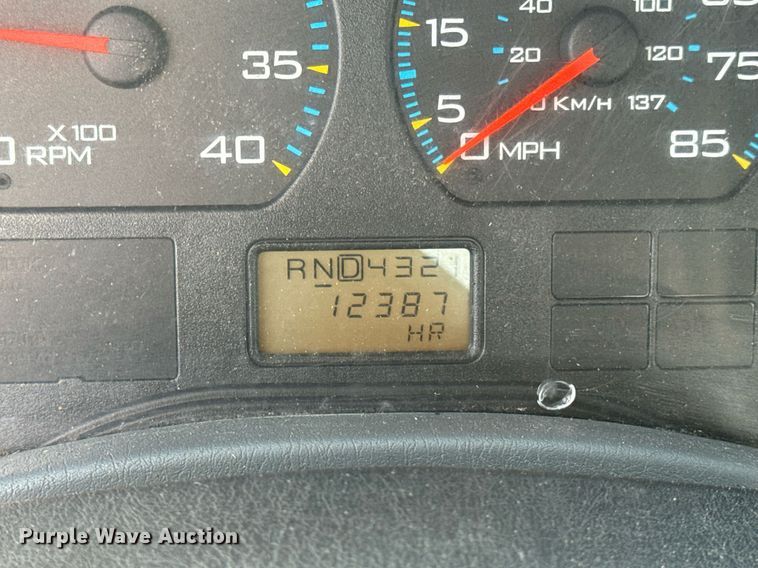 image for item EN5227 2005 International 4300 truck cab and chassis