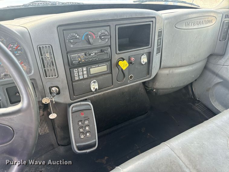 image for item EN5227 2005 International 4300 truck cab and chassis