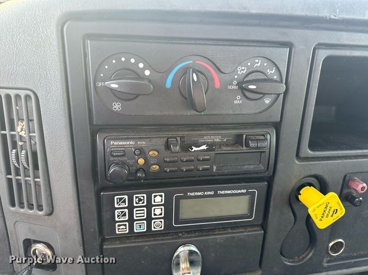 image for item EN5227 2005 International 4300 truck cab and chassis