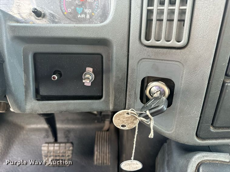 image for item EN5227 2005 International 4300 truck cab and chassis