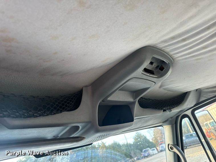 image for item EN5227 2005 International 4300 truck cab and chassis