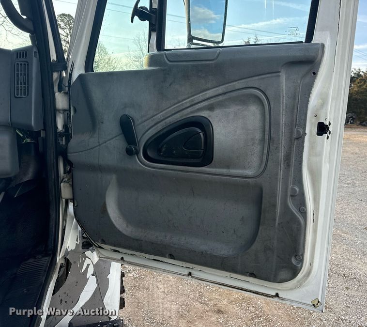 image for item EN5227 2005 International 4300 truck cab and chassis