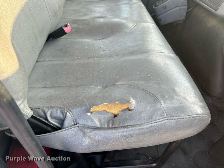 image for item EN5227 2005 International 4300 truck cab and chassis