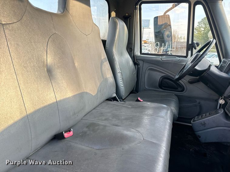 image for item EN5227 2005 International 4300 truck cab and chassis