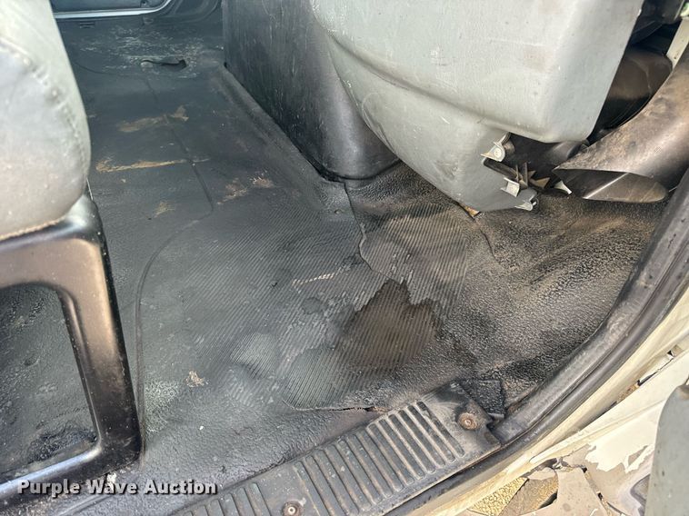 image for item EN5227 2005 International 4300 truck cab and chassis