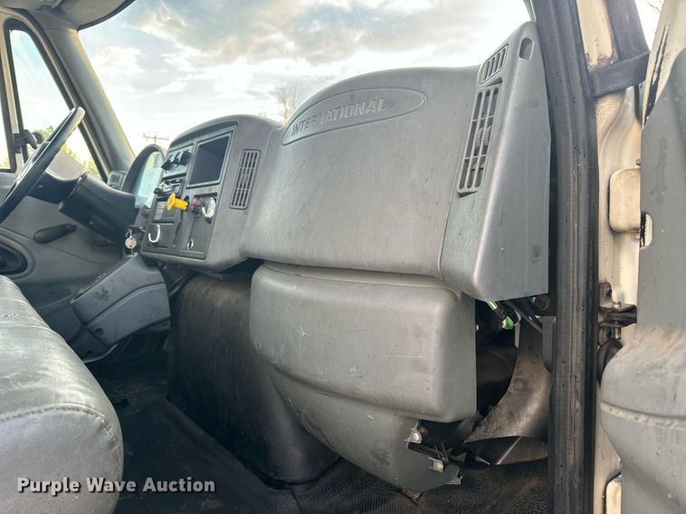 image for item EN5227 2005 International 4300 truck cab and chassis