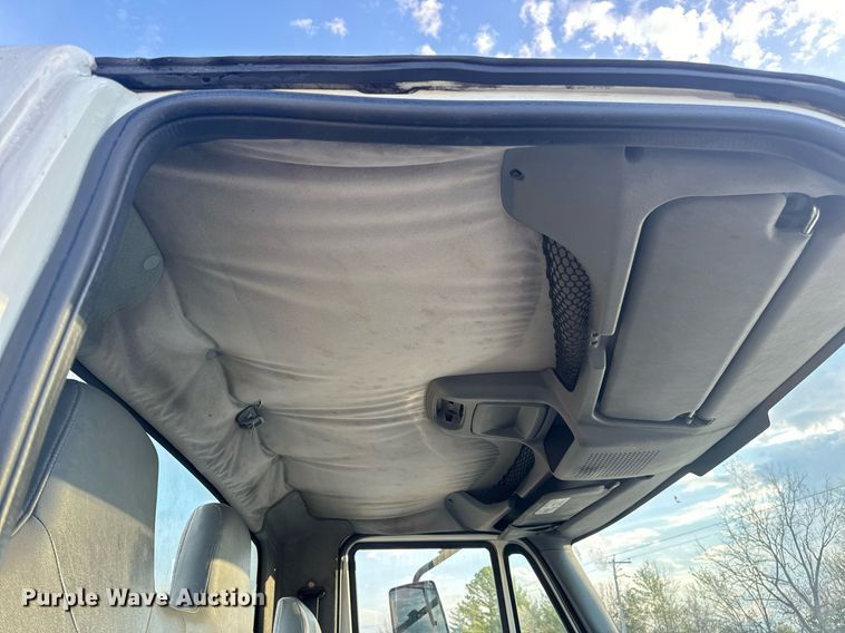 image for item EN5227 2005 International 4300 truck cab and chassis