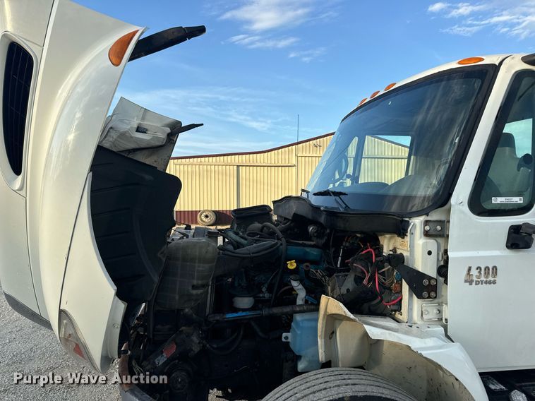 image for item EN5227 2005 International 4300 truck cab and chassis