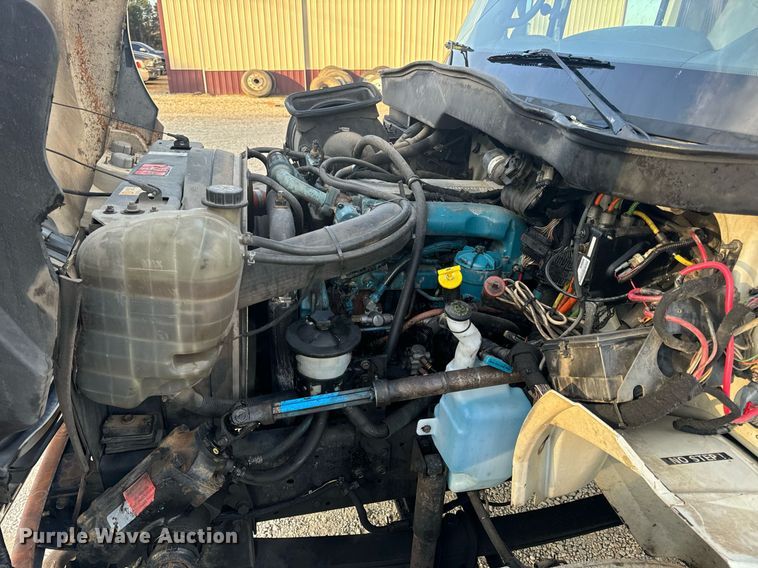 image for item EN5227 2005 International 4300 truck cab and chassis