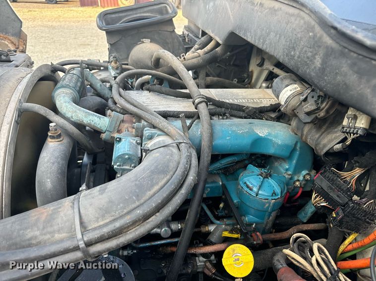 image for item EN5227 2005 International 4300 truck cab and chassis