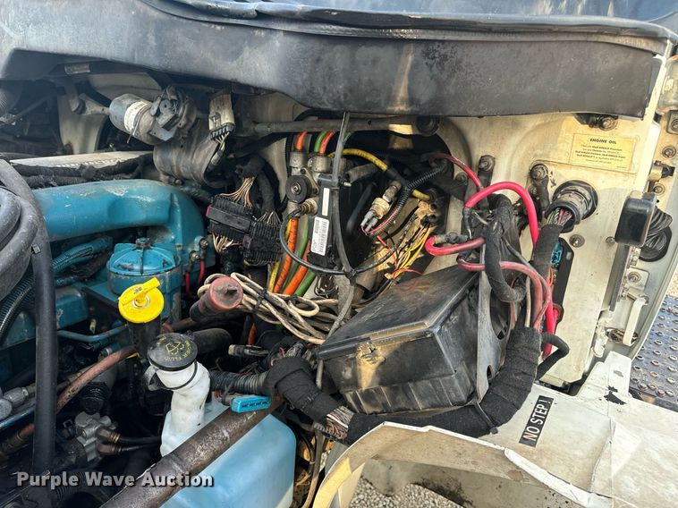 image for item EN5227 2005 International 4300 truck cab and chassis