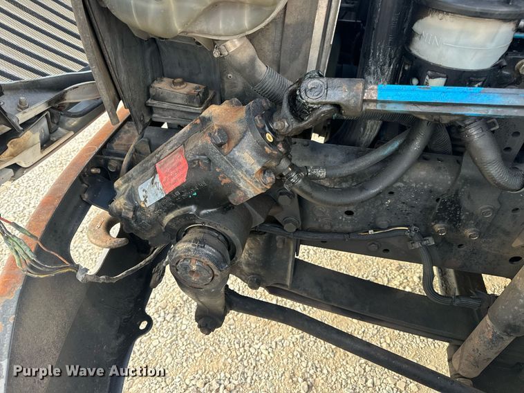 image for item EN5227 2005 International 4300 truck cab and chassis