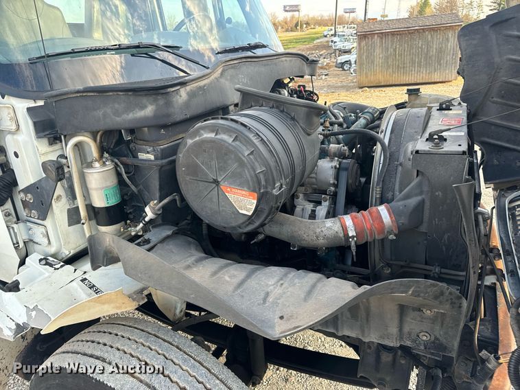 image for item EN5227 2005 International 4300 truck cab and chassis