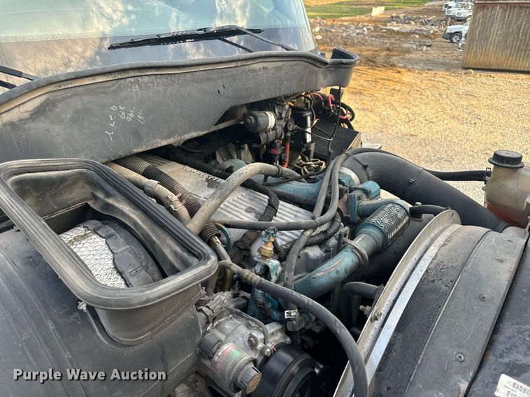 image for item EN5227 2005 International 4300 truck cab and chassis