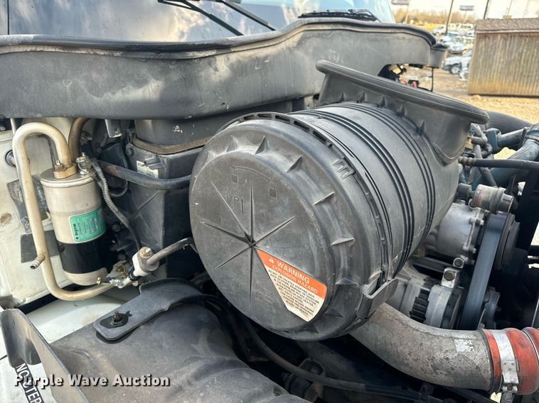 image for item EN5227 2005 International 4300 truck cab and chassis