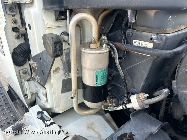 image for item EN5227 2005 International 4300 truck cab and chassis