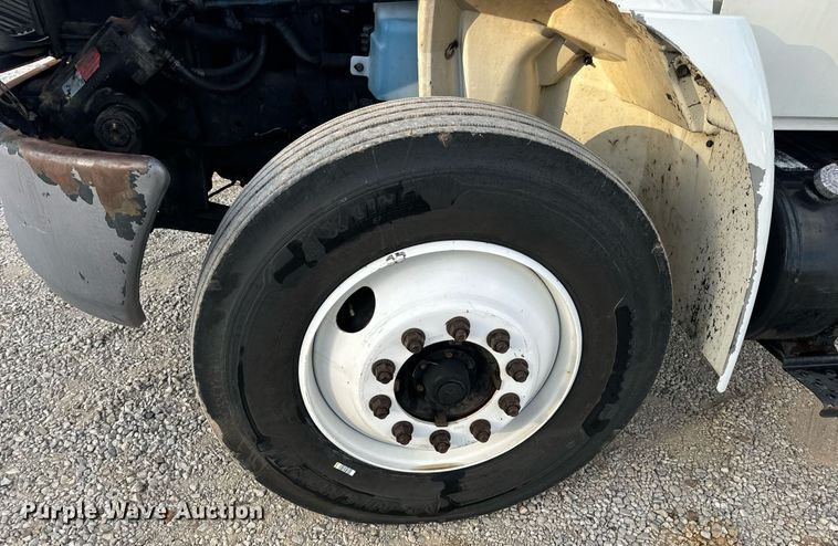 image for item EN5227 2005 International 4300 truck cab and chassis