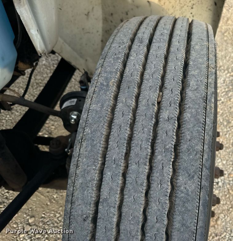 image for item EN5227 2005 International 4300 truck cab and chassis