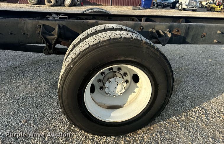 image for item EN5227 2005 International 4300 truck cab and chassis