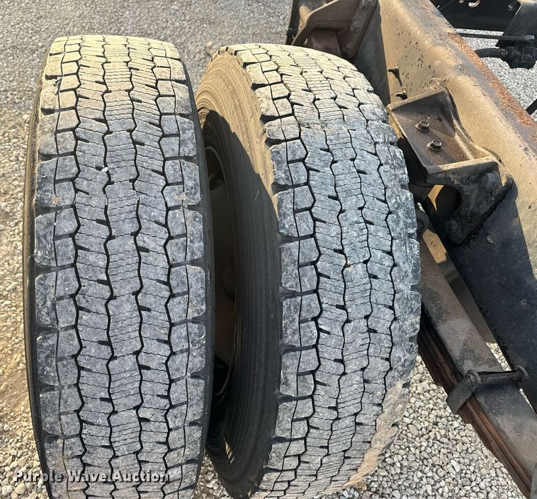 image for item EN5227 2005 International 4300 truck cab and chassis