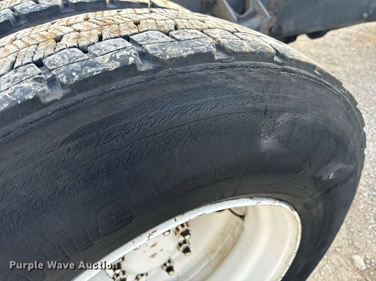 image for item EN5227 2005 International 4300 truck cab and chassis