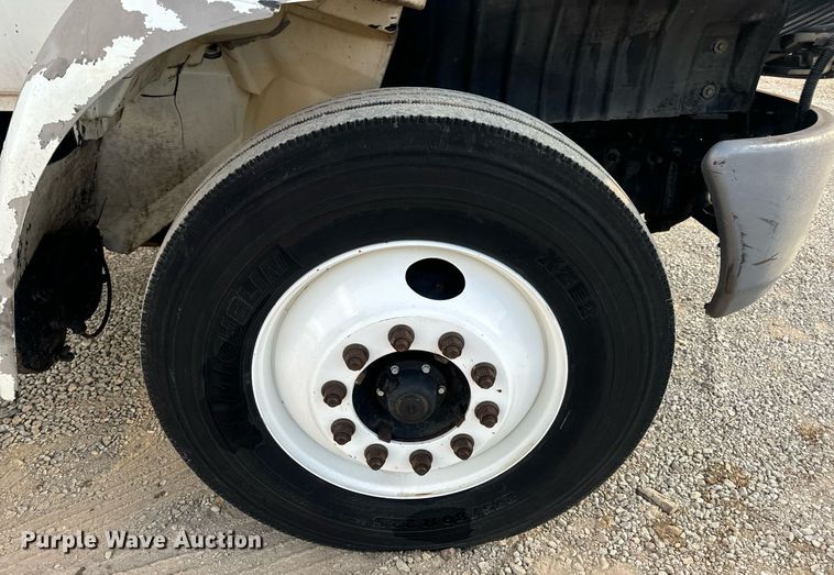 image for item EN5227 2005 International 4300 truck cab and chassis