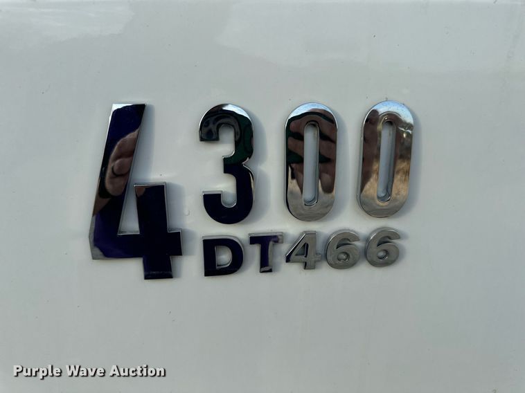 image for item EN5227 2005 International 4300 truck cab and chassis