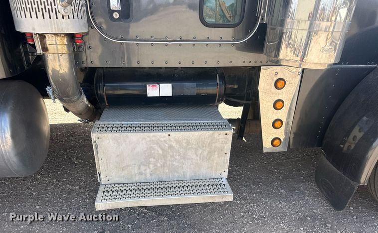 image for item EQ4534 2005 Peterbilt 379 semi truck