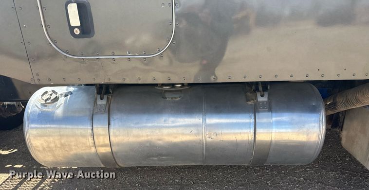 image for item EQ4534 2005 Peterbilt 379 semi truck