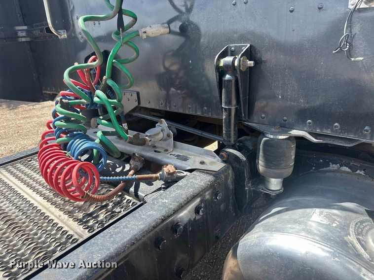 image for item EQ4534 2005 Peterbilt 379 semi truck