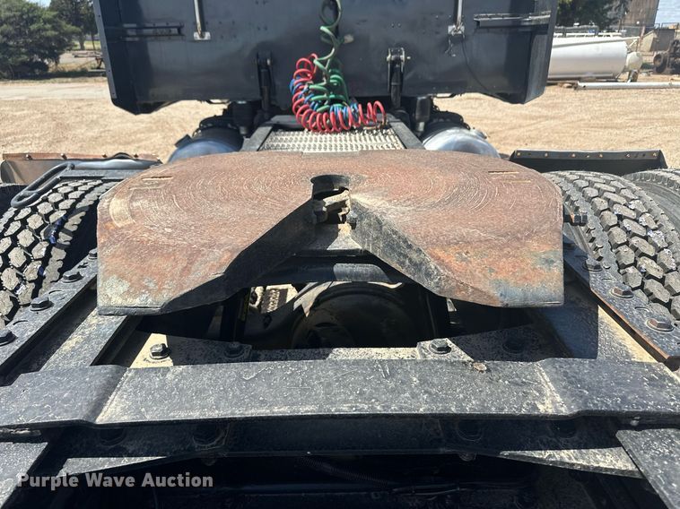 image for item EQ4534 2005 Peterbilt 379 semi truck