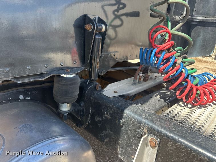 image for item EQ4534 2005 Peterbilt 379 semi truck