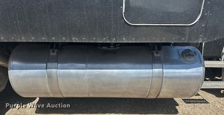 image for item EQ4534 2005 Peterbilt 379 semi truck