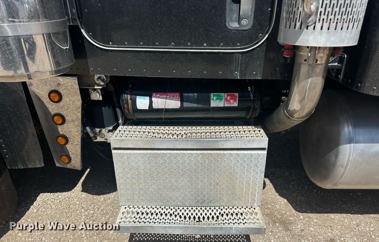 image for item EQ4534 2005 Peterbilt 379 semi truck