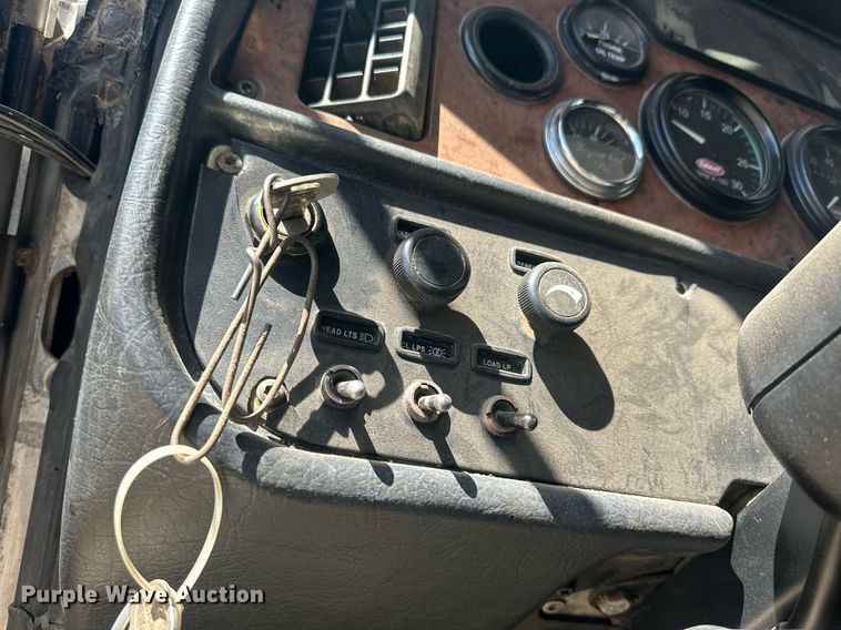 image for item EQ4534 2005 Peterbilt 379 semi truck