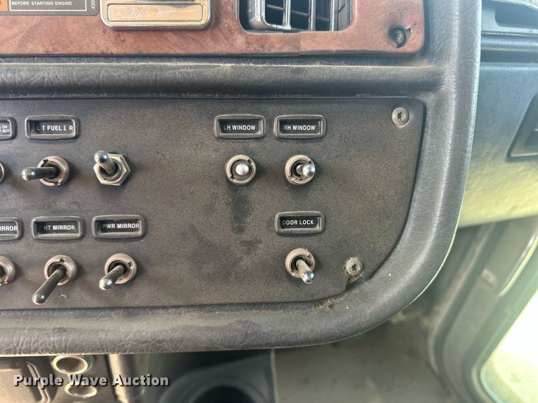 image for item EQ4534 2005 Peterbilt 379 semi truck