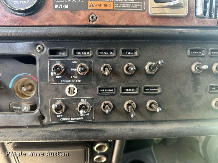 image for item EQ4534 2005 Peterbilt 379 semi truck