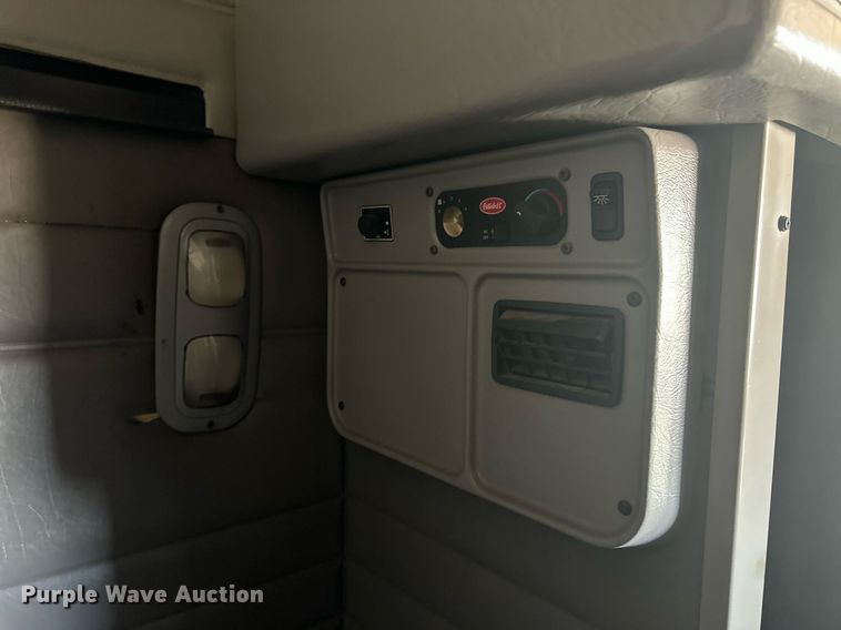 image for item EQ4534 2005 Peterbilt 379 semi truck