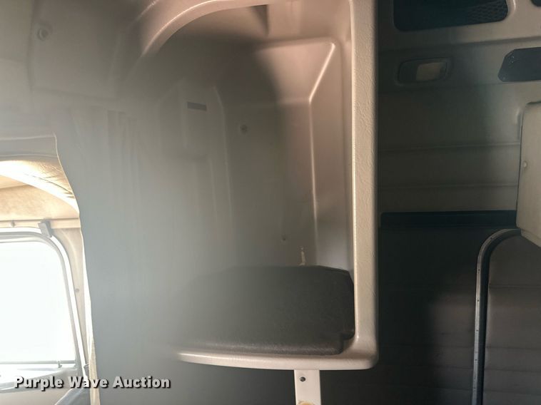 image for item EQ4534 2005 Peterbilt 379 semi truck