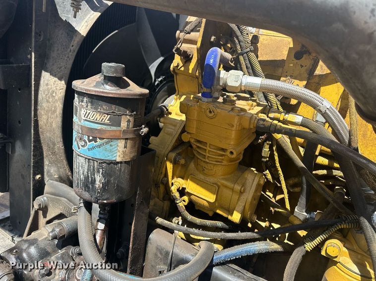 image for item EQ4534 2005 Peterbilt 379 semi truck